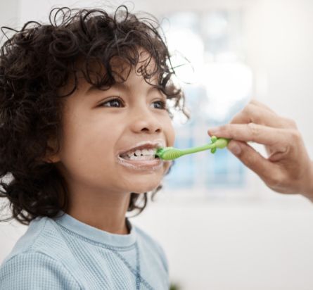 jongen tanden poetsen