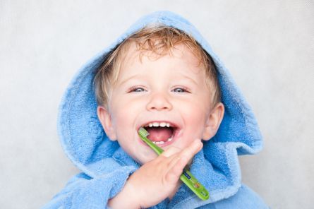 kind stinkt uit mond poetst tanden