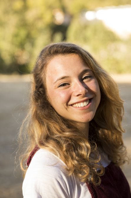 tiener met gezonde glimlach